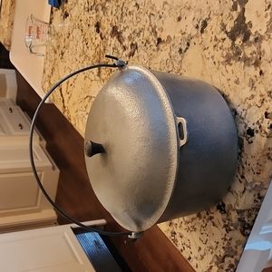 Vintage Club Aluminum Hammered 8.5 Qt Dutch Oven with Lid and Bail